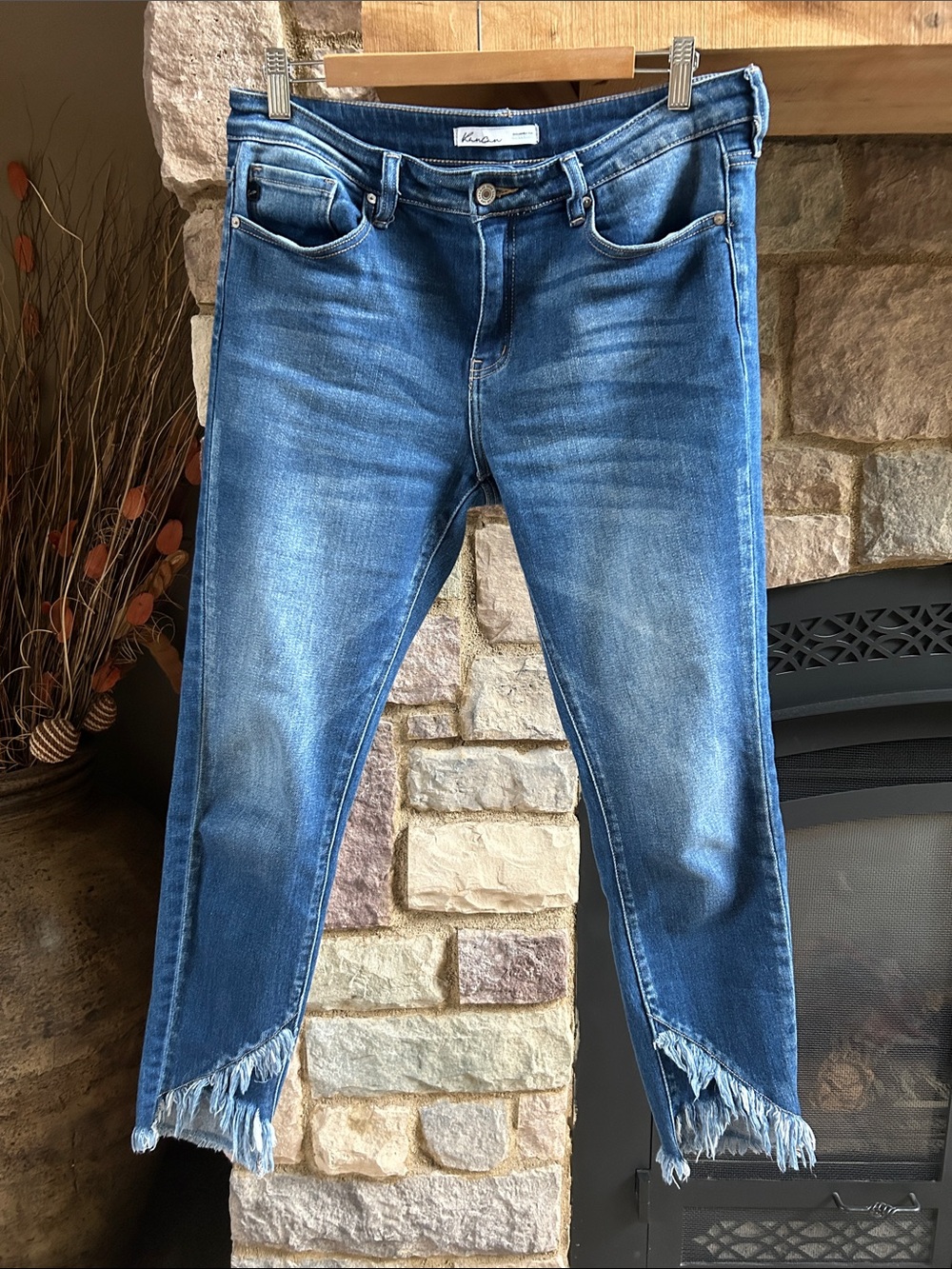 KanCan Estilo Frayed Ankle Crop Jeans